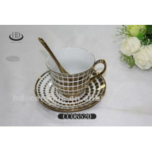 Золотая оправа керамическая чашка кофе и блюдце